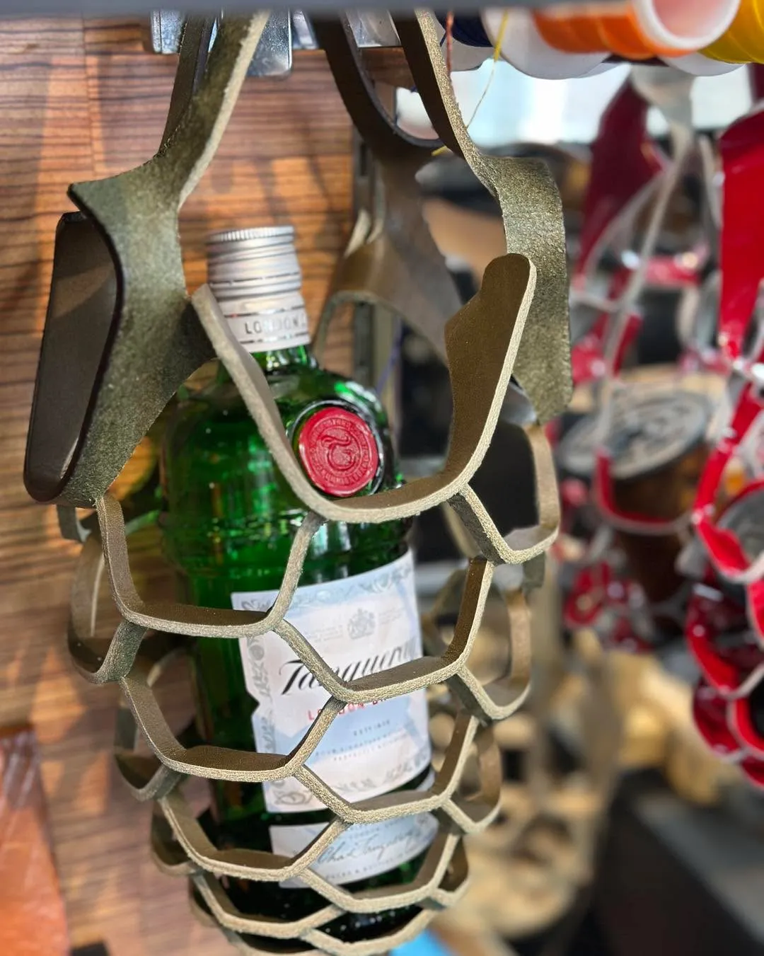 ＼切り込みだけで立体に！“革のボトルフォルダー”🥂／