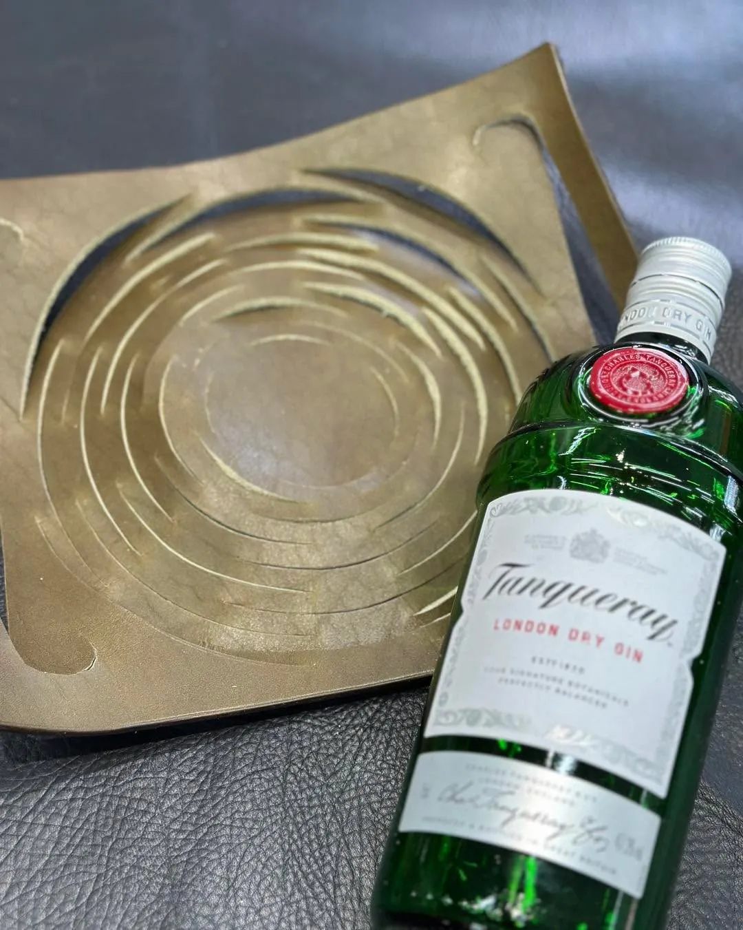 ＼切り込みだけで立体に！“革のボトルフォルダー”🥂／