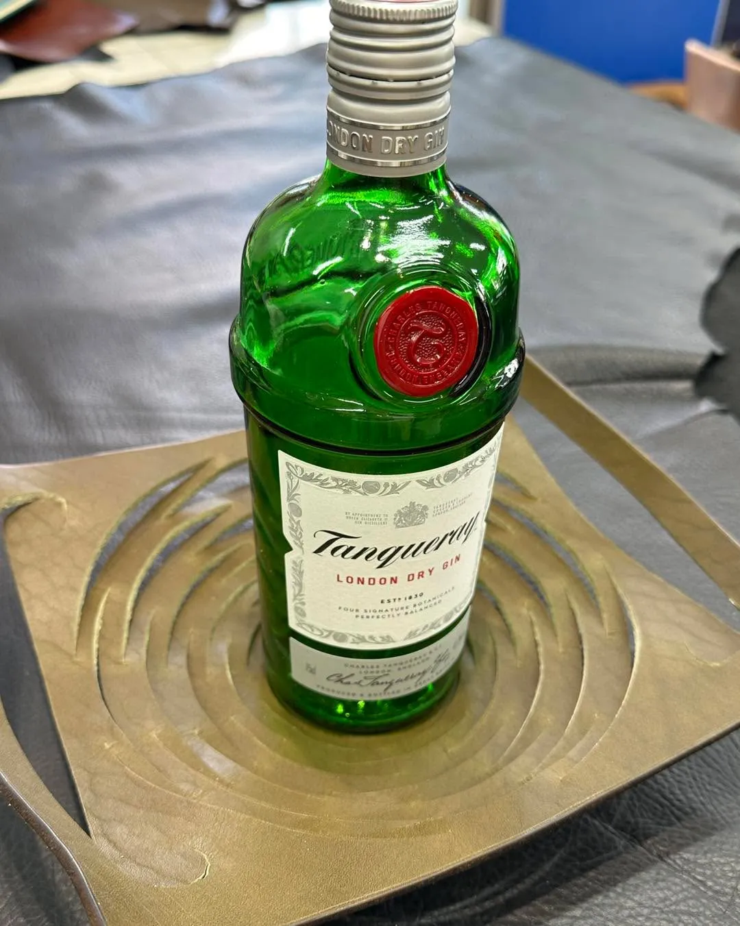 ＼切り込みだけで立体に！“革のボトルフォルダー”🥂／