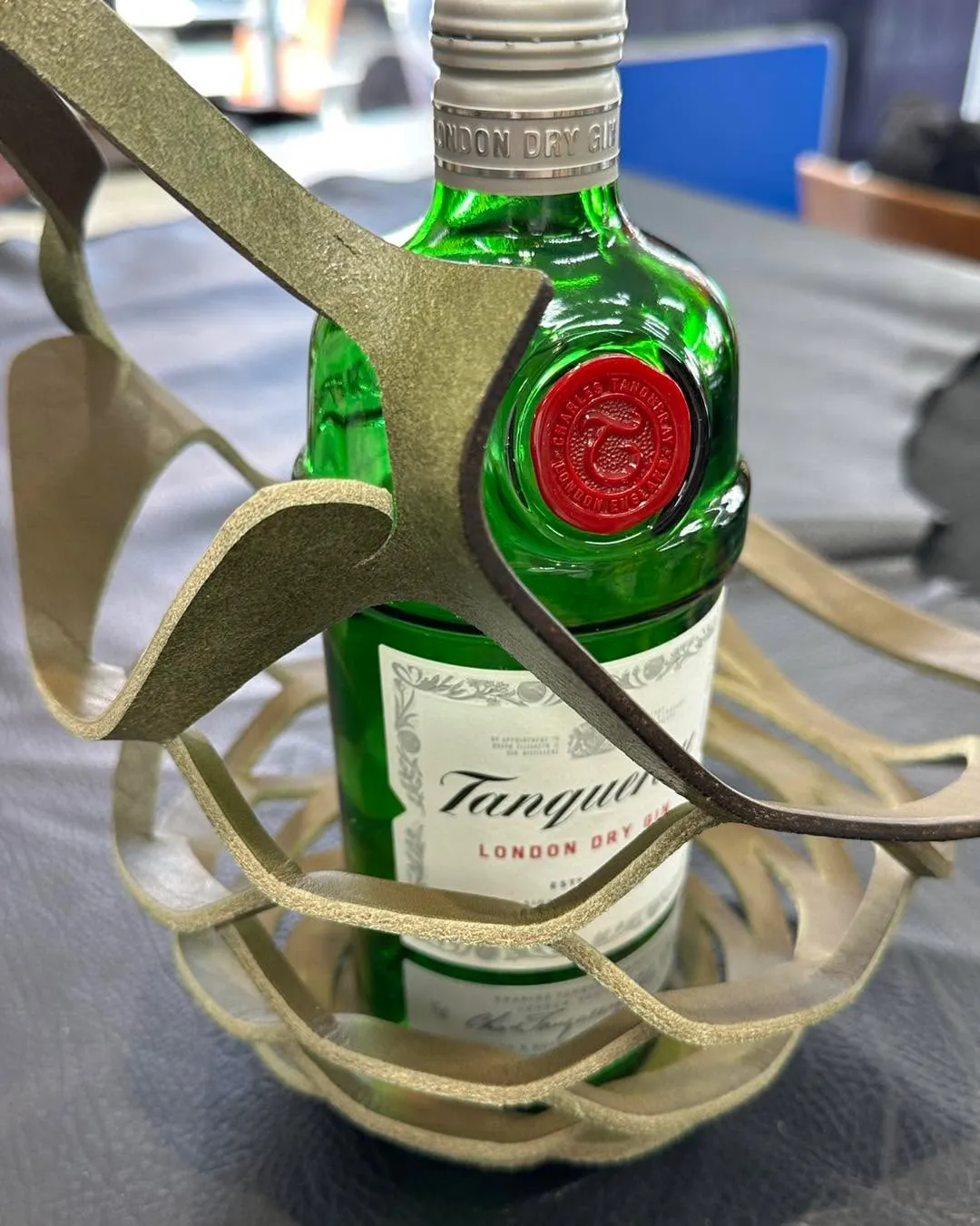 ＼切り込みだけで立体に！“革のボトルフォルダー”🥂／
