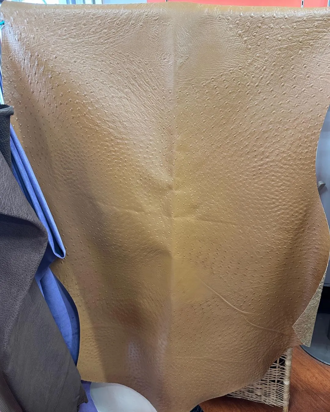 🐄 光をまとった“オーストリッチ型押し風レザー”✨