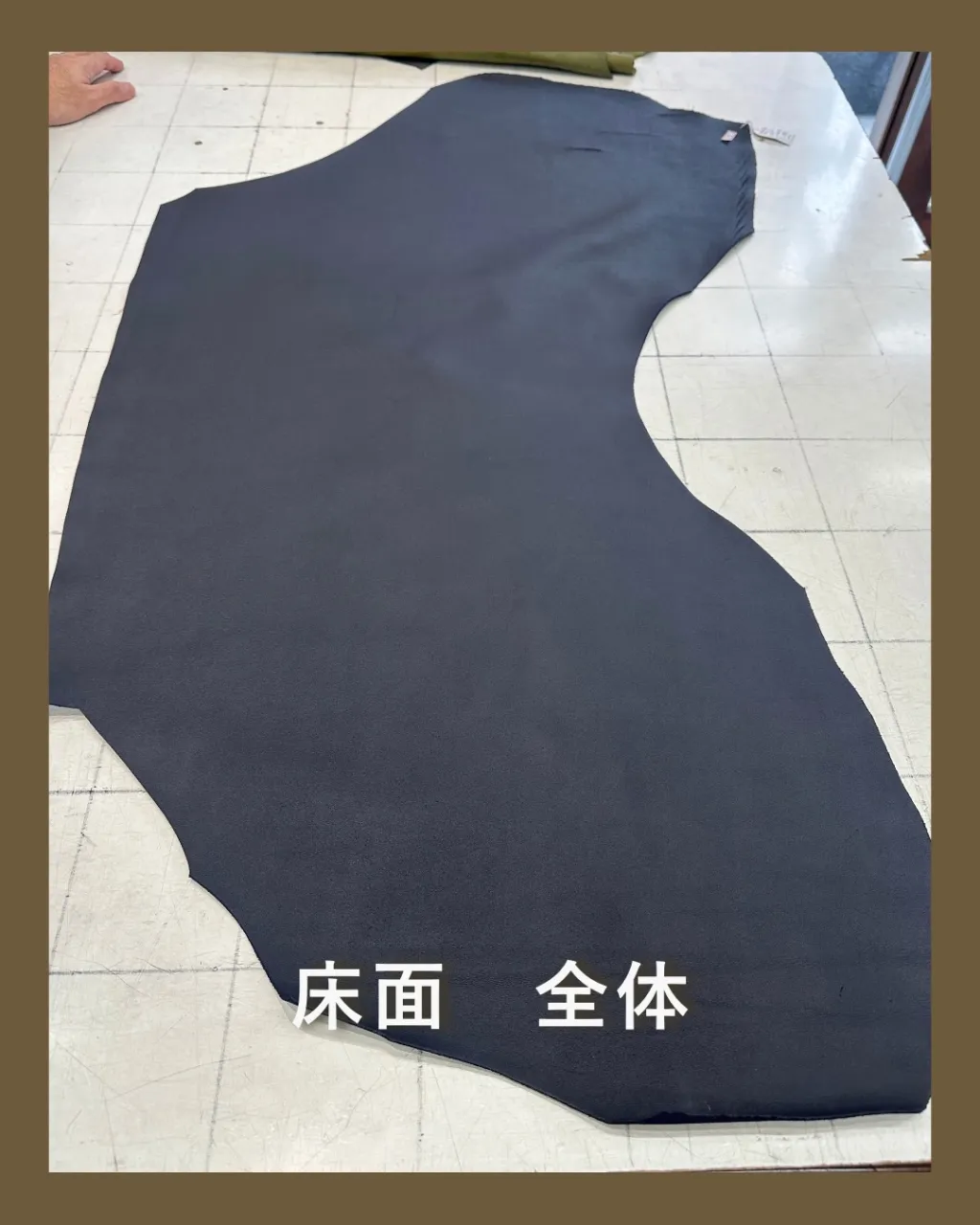 深いネイビーが、作品を品よく魅せる✨