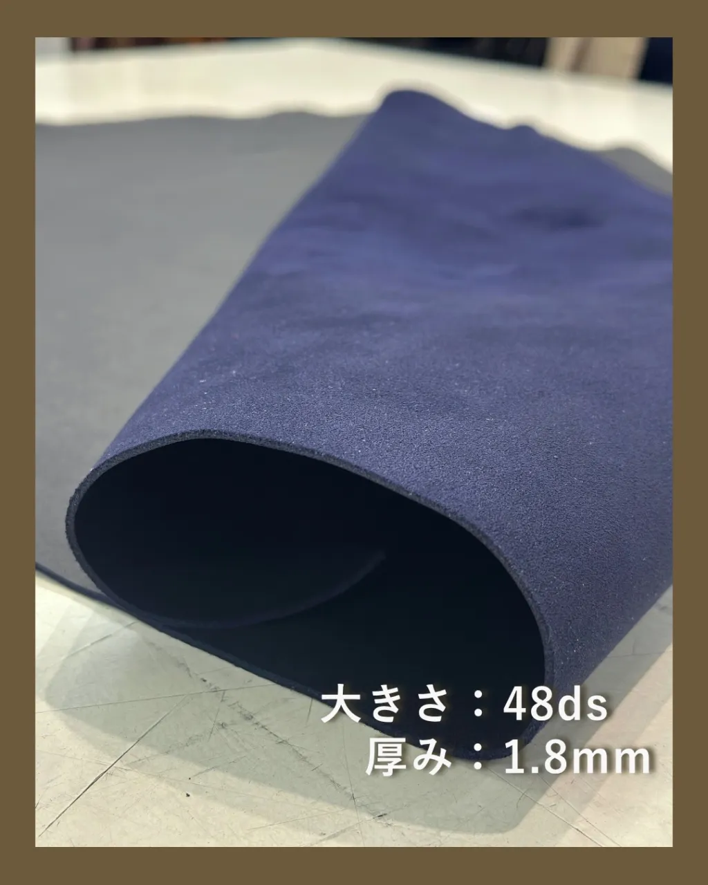 深いネイビーが、作品を品よく魅せる✨