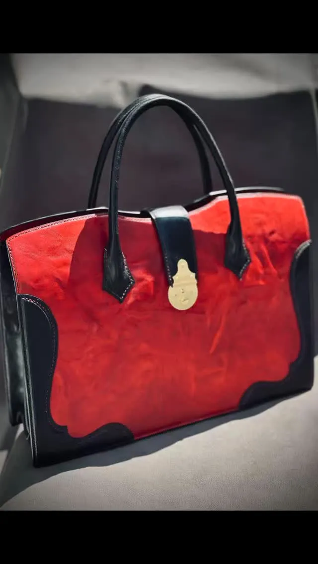 普段は、革素材を扱う店主。